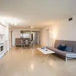 Cn Tower View Condominium